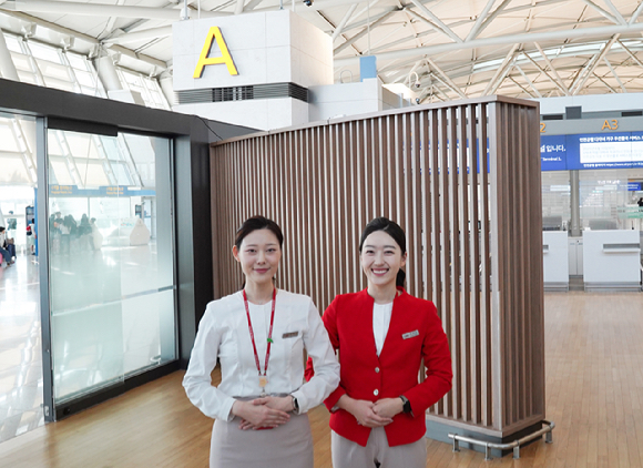 티웨이항공 임직원들이 인천국제공항 제1여객터미널 A카운터를 안내 중이다. A카운터는 26일부터 비즈니스 클래스 승객 대상 '프리미엄 체크인' 서비스를 제공할 계획이다. [사진=티웨이항공]