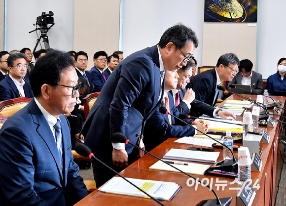 유영상 SK텔레콤 대표이사가 30일 국회 과학기술정보방송통신위원회의에서 열린 방송통신 분야 청문회에 출석해 허리숙여 인사하고 있다. [사진=곽영래 기자]