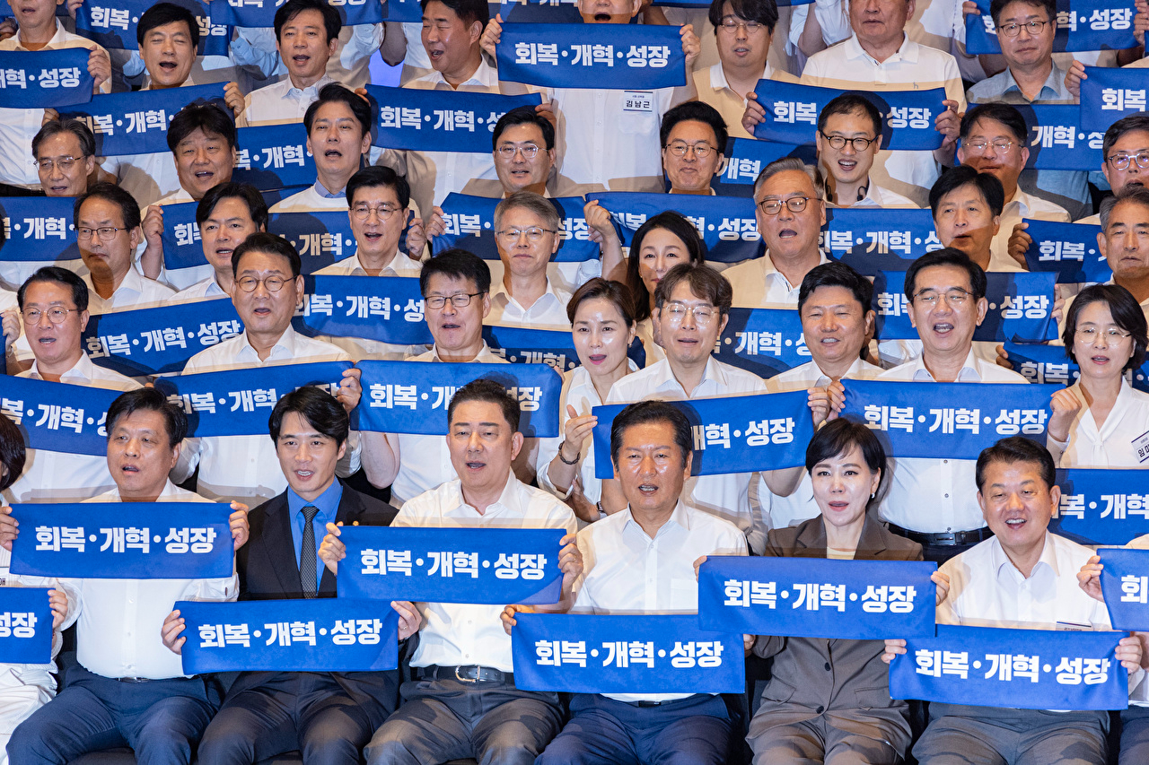 28일 인천시 중구 파라다이스시티 컨벤션에서 열린 더불어민주당 의원단 워크숍에서 정청래 대표와 김병기 원내대표를 비롯한 의원들이 기념 촬영 도중 구호를 외치고 있다. 2025.8.28 [사진=연합뉴스]