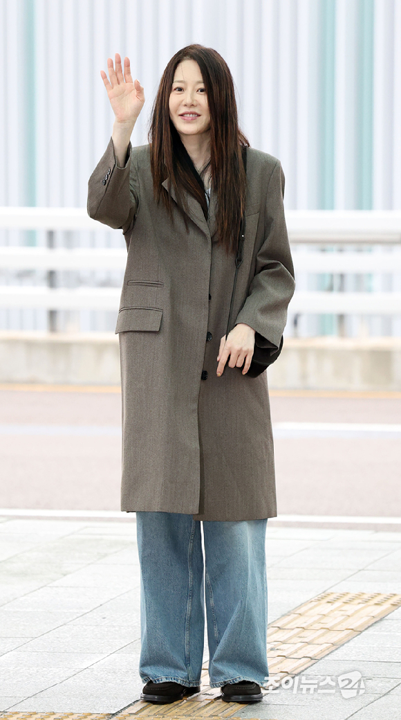 배우 고현정이 COS 2025 FW컬렉션 참석 차 12일 인천국제공항을 통해 미국 뉴욕으로 출국하고 있다. [사진=정소희 기자]