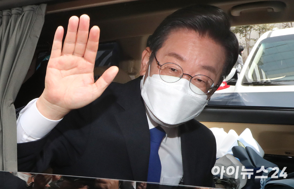 이재명 당시 더불어민주당 대선후보가 지난 3월 10일 오후 서울 여의도 중앙당사에서 열린 선대위 해단식을 마친 뒤 당사를 떠나고 있다. [사진=김성진 기자]