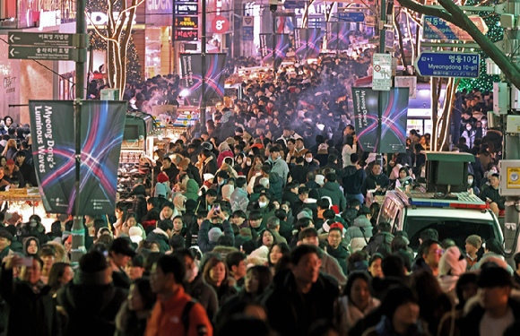 크리스마스 이브인 24일 오후 서울 중구 명동거리가 인파로 북적이고 있다. [사진=뉴시스]