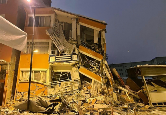 지난 6일(현지시간) 튀르키예 남부 지카흐라만마라슈주에서 규모 7.8의 강진이 발생해 바자르지흐의 한 건물이 무너져 있다. [사진=뉴시스]