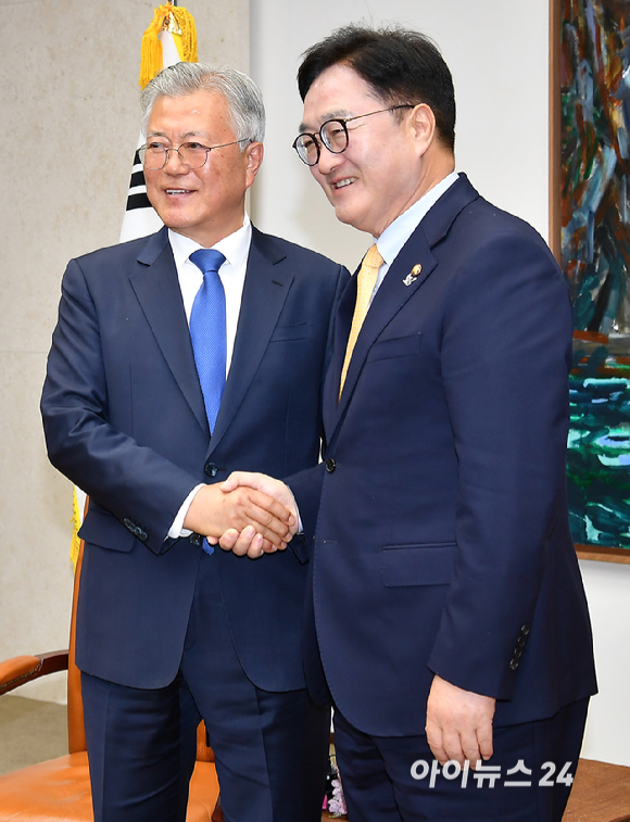 4·27 판문점선언 7주년 기념식 참석차 국회를 방문한 문재인 전 대통령이 25일 오후 서울 여의도 국회에서 우원식 국회의장과 기념촬영을 하고 있다. [사진=곽영래 기자]