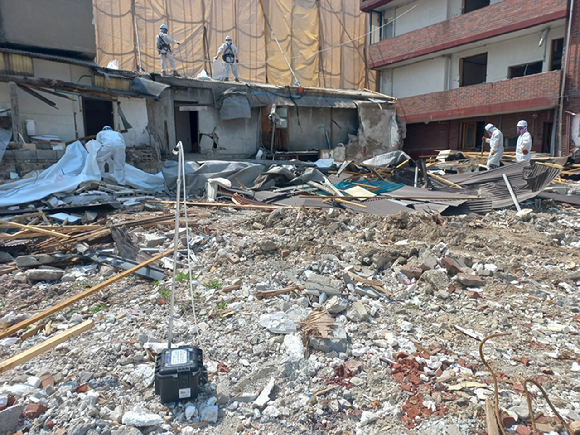 서울시 보건환경연구원이 지난해 학교, 재건축 사업장 등 31개소에 대한 공기 중 석면 수치를 검사한 결과 모두 기준치 이내로 안전한 상태임을 확인했다. 사진은 서울 모 초등학교에서 공기 중 석면 수치를 측정하는 모습. [사진=서울시]