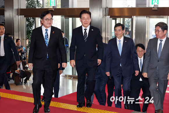 이재명 대통령이 2일 오후 서울 여의도 국회에서 2026년도 1차 추가경정예산안(추경안) 관련 시정연설을 하기 전 우원식 국회의장과 함께 사전환담을 위해 이동하고 있다. [사진=곽영래 기자]