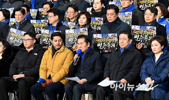 정청래 더불어민주당 대표가 3일 서울 여의도 국회 본관 앞 계단에서 열린 12.3 내란 저지 1년 현장 최고위원회의에서 모두발언을 하고 있다. [사진=곽영래 기자]