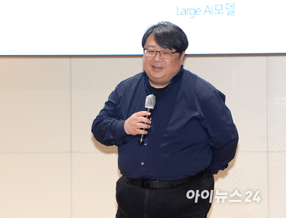 초거대 AI가 바꿔놓을 우리 생활과 미래 전망을 짚어보는 '아이뉴스24 ICT포럼(ICTF) 2023'이 '초거대 AI 시대: 챗GPT와 미래세상'을 주제로 24일 오후 서울 을지로 페럼타워 페럼홀에서 열렸다. 장두성 KT 융합기술원 라지 AI 코어 기술담당 상무가 'Large AI To Everywhere'를 주제로 강연하고 있다. [사진=정소희 기자]