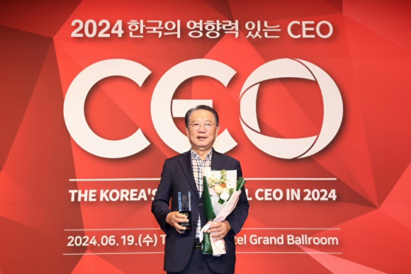 송인헌 괴산군수가 19일 서울 더플라자호텔에서 열린 2024 한국의 영향력 있는 CEO상 시상식에 자치행정경영 분야 상을 받고 기념 촬영을 하고 있다. [사진=괴산군]