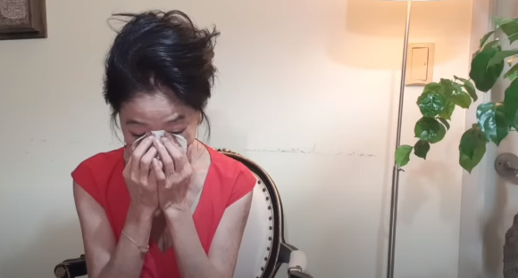 배우 김부선(62) 씨가 딸 이루안(35) 씨의 결혼 소식을 알리며 눈물을 흘렸다. [사진=유튜브 '김부선TV' 캡처]