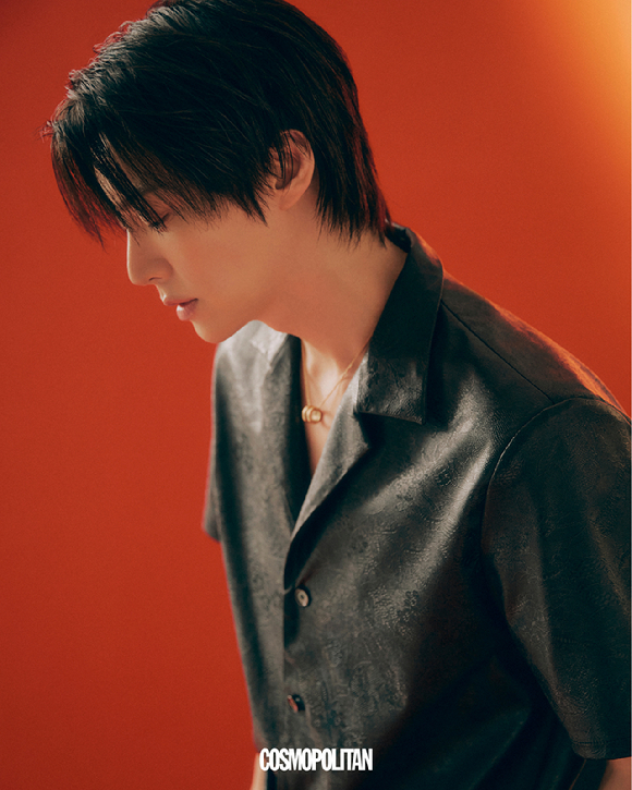 배우 서인국, 안재현이 화보 촬영에서 포즈를 취하고 있다. [사진=코스모폴리탄]