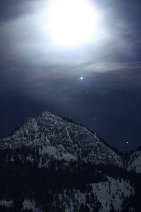 2019년 2월 27일, 달이 미국 솔트레이크시티 근처의 와사치 산맥 위로 떠오를 때 가장 큰 위성 3개와 함께 목성이 보였다. [사진= NASA/Bill Dunford]