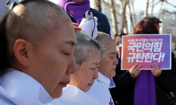 국민의힘이 윤석열 대통령에게 '이태원 참사 특별법' 재의요구권(거부권) 행사를 건의하자, 유족들이 용산 대통령실 앞에서 삭발하며 강하게 반발했다. 위 사진은 10.29 이태원 참사 유가족들이 18일 서울 용산 대통령실 앞에서 국민의힘 거부권 행사 건의에 대한 규탄 입장을 표명하는 삭발식을 하고 있는 모습. [사진=뉴시스]