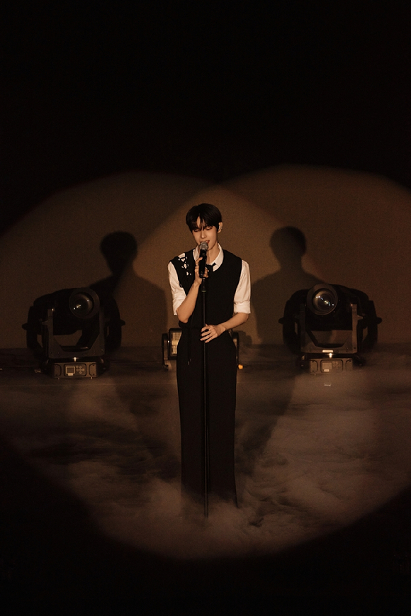 최립우가 2026 최립우 앙코르 팬미팅 '드로잉 우 : 엑시비션'에서 팬들을 만나고 있다. [사진=FNC엔터테인먼트]