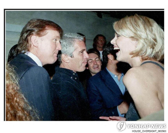 트럼프 대통령과 엡스타인. 미성년자 성착취범 고(故) 제프리 엡스타인이 보관해온 사진으로 도널드 트럼프 대통령과 엡스타인이 한 여성과 대화하고 있다. 미국 하원 감독위원회 소속 민주당 의원들이 12일(현지시간) 이 사진을 공개했다. [사진=워싱턴 AFP/연합뉴스 ]