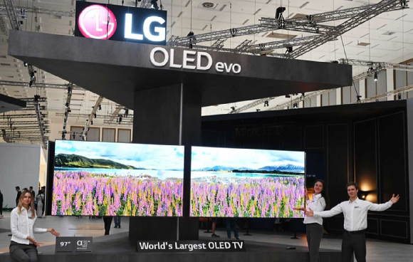 유럽 최대 가전전시회 'IFA 2022'에서 모델들이 세계 최대 올레드 TV인 97형 올레드 에보 갤러리 에디션(97G2)을 소개하고 있다. [사진=LG전자]