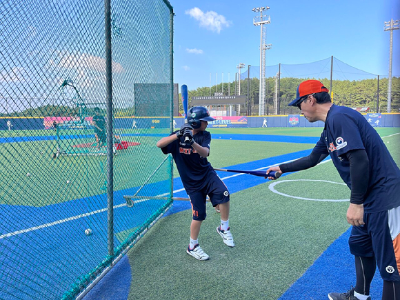 KBO가 주최한 2023 KBO Next-Level Training Camp 4차 훈련에 참가한 유소년 선수들이 타격 연습을 실시하고 있다. [사진=한국야구위원회(KBO)]