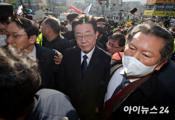 '성남FC 불법후원금 의혹'을 받고 있는 이재명 더불어민주당 대표가 10일 오전 경기도 성남시 수원지방검찰청 성남지청에 출석하고 있다. [사진=사진공동취재단]