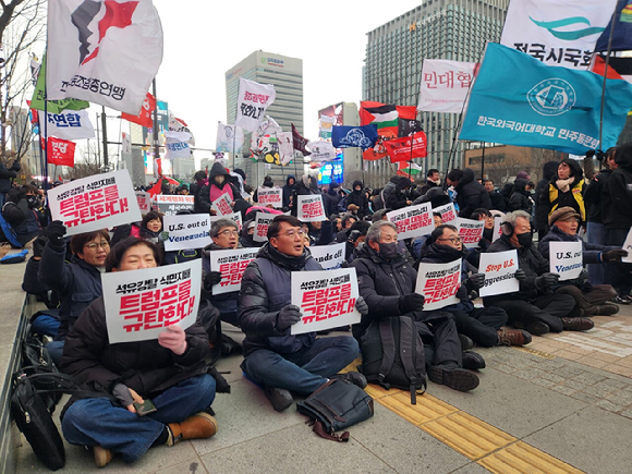 10일 오후 서울 광화문 KT빌딩 앞에서 트럼프위협저지공동행동 주최로 열린 미국의 베네수엘라 공습 규탄 집회. [사진=연합뉴스]