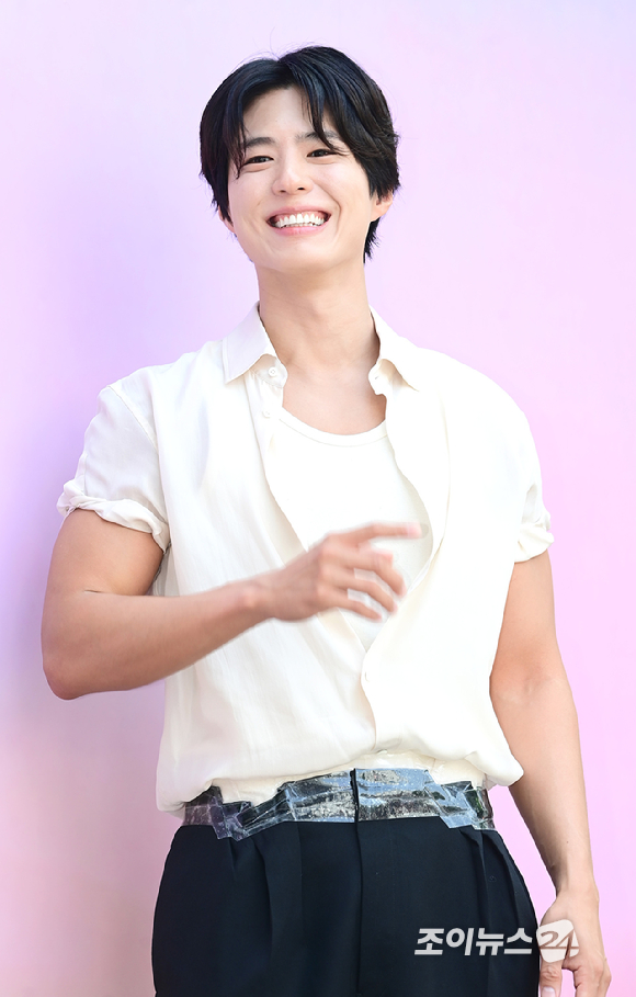 배우 박보검이 23일 오전 서울 성동구 쎈느 성수에서 열린 다이슨 슈퍼소닉 트래블 라운지 팝업 스토어 행사에 참석하고 있다.