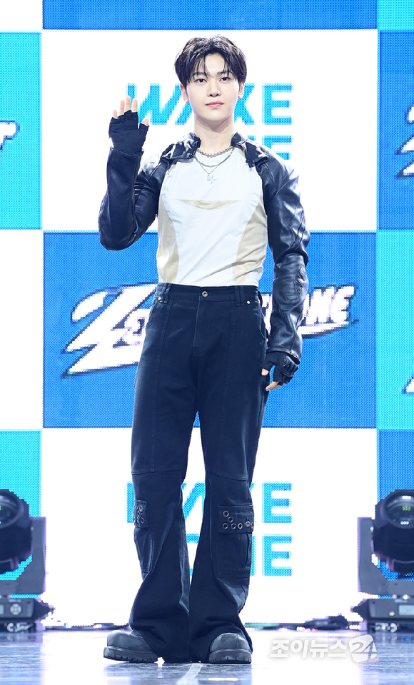 그룹 제로베이스원 석매튜가 1일 오후 서울 용산구 한남 블루스퀘어에서 열린 제로베이스원(ZEROBASEONE) 정규 1집 '네버 세이 네버(NEVER SAY NEVER)' 쇼케이스에 참석하고 있다. [사진=정소희 기자]