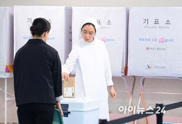 제9회 전국동시지방선거 사전투표 첫날인 29일 오전 서울 용산구 한남동주민센터에 마련된 사전투표소에서 유권자들이 소중한 한 표를 행사하고 있다. [사진=정소희 기자]