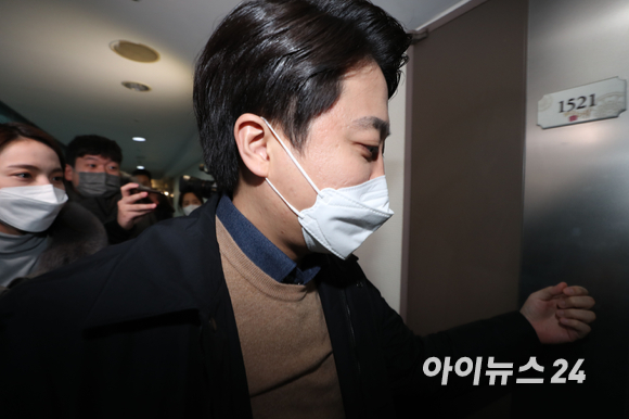 이준석 국민의힘 대표가 10일 서울 종로구의 한 오피스텔에 위치한 김종인 전 국민의힘 총괄선대위원장의 사무실로 향하고 있다. [사진=국회사진취재단]