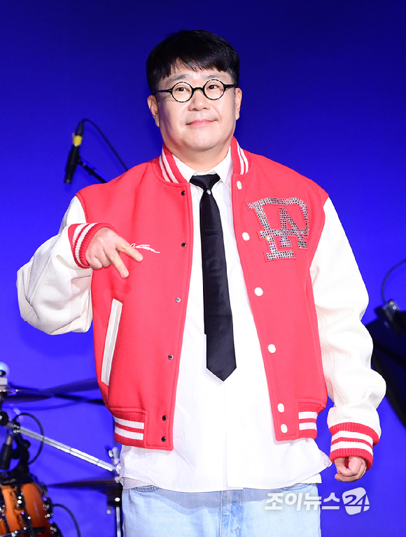 아묻따밴드 조영수(오른쪽)가 12일 오후 서울 동숭동 SA홀에서 열린 첫 디지털 싱글 '알고 있잖아' 발매 기념 쇼케이스에 참석해 무대를 선보이고 있다. [사진=정소희 기자]