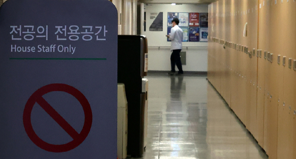 서울 한 병원 전공의 전용공간에서 의료진이 이동하고 있다. [사진=뉴시스]