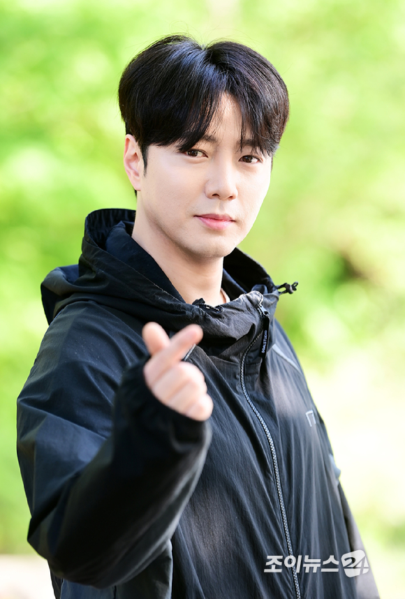 트로트 가수 강설민이 25일 서울 강북구 우이동 만남의 광장에서 열린 산악인 오은선 대장과 함께하는 '제13회 희망찾기 등산&middot;트레킹 교실'에 홍보대사로 참석해 포즈를 취하고 있다. [사진=정소희 기자]