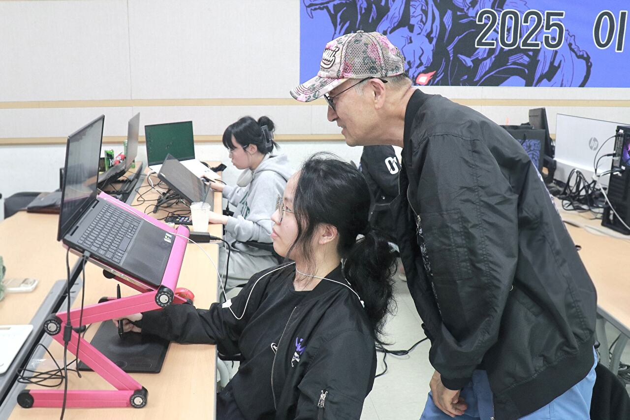 지난 6월 30일부터 7월 10일까지 경기도 양평군 코바코(KOBACO) 연수원에서 진행된 캠프에서 이현세 작가가 참가자의 작업을 살펴보며 피드백을 전하고 있다. [사진=네이버웹툰]
