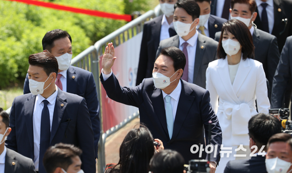 윤석열 대통령이 10일 서울 여의도 국회의사당 앞 잔디마당에서 열린 제20대 대통령 취임식에 부인 김건희 여사와 입장하고 있다. [사진=국회사진취재단]