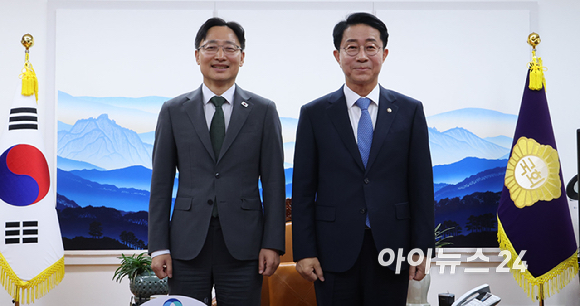 임광현 신임 대통령 비서실장이 21일 여의도 국회를 방문, 조정식 국회의장을 예방하고 있다. [사진=곽영래 기자]