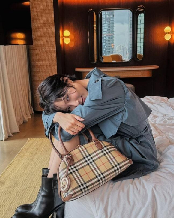 화사, 러플달린 트렌치 코트에 명품백...시크하고 러블리하고 다 했네
