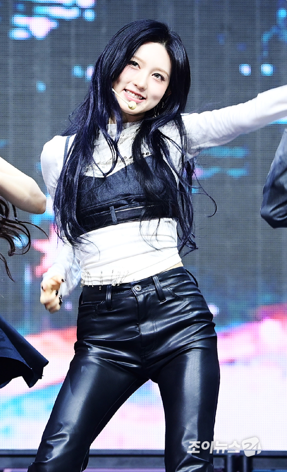 그룹 아이브 가을이 23일 오후 서울 광진구 광장동 예스24라이브홀에서 열린 아이브(IVE) 정규 2집 '리바이브 플러스'(REVIVE+) 발매 기념 쇼케이스에서 '블랙홀' 무대를 선보이고 있다. [사진=정소희 기자]