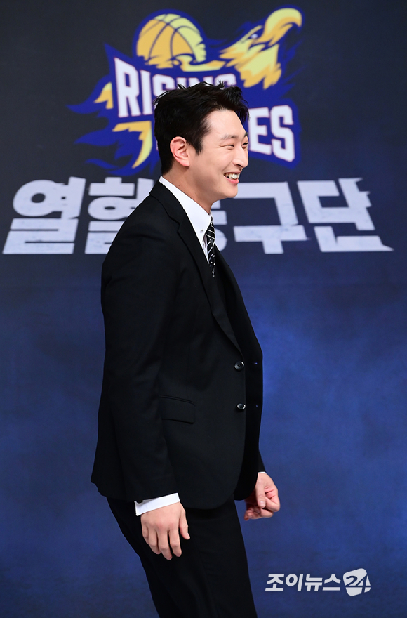 2AM 정진운이 26일 오전 서울 양천구 목동 SBS사옥에서 열린 SBS 새 예능프로그램 '열혈농구단' 제작발표회에 참석하고 있다. [사진=정소희 기자]