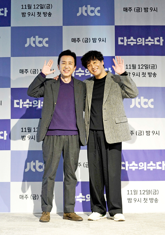 유희열과 차태현이 11일 JTBC '다수의 수다' 제작발표회에 참석해 포즈를 취하고 있다. [사진=JTBC]