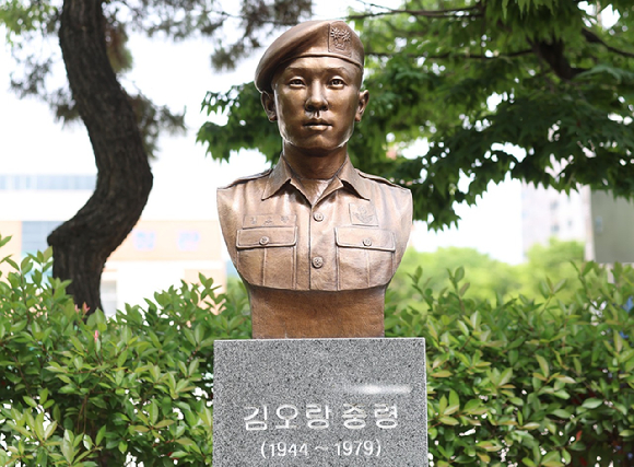 정부가 23일 국무회의에서 12&middot;12 군사반란 당시 신군부에 맞서 싸우다 전사한 고 김오랑 중령에게 충무 무공훈장을 추서하기로 했다. 사진은 이날 김 중령 모교인 경남 김해시 삼성초등학교 주변에 설치된 김 중령 흉상. 2026.6.23 [사진=연합뉴스]