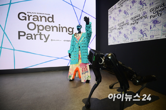 21일 오후 서울 강동구 고덕동에 위치한 로봇복합문화공간 'GALAXY ROBOT PARK'(갤럭시 로봇 파크) 그랜드 오픈 기자간담회가 열렸다. 로봇들이 방문객을 맞이하고 있다. [사진=정소희 기자]
