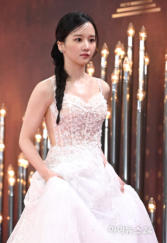 배우 박정연이 31일 오후 서울 여의도 KBS에서 열린 2025 KBS 연기대상&nbsp;레드카펫 포토월 행사에서 포즈를 취하고 있다. [사진=곽영래 기자]