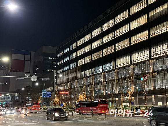 지난 19일 새벽 6시 경기도 평택시 삼성전자 평택캠퍼스 주변 도로에 출근하는 인력들의 행렬이 이어지고 있다. 2025.11.19 [사진=권서아 기자]