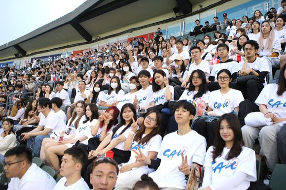 두산 베어스와 중앙대는 지난 3일 열린 한화 이글스와 홈 경기에서 미라클 데이 행사를 진행했다. 이날 잠실구장을 찾은 중앙대 학생, 교수진 등 구성원이 두산 응원전을 펼치고 있다. [사진=두산 베어스]