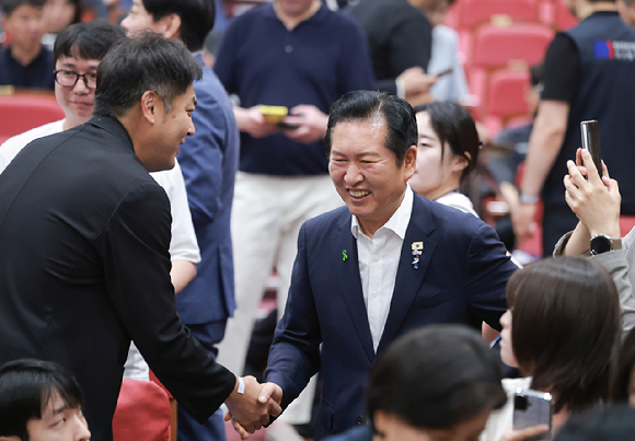 정청래 더불어민주당 당 대표 후보가 22일 서울 여의도 국회 의원회관에서 열린 'in 민주당 청년을 담다 노동을 잇다'에서 참석자들과 인사하고 있다. [사진=연합뉴스]