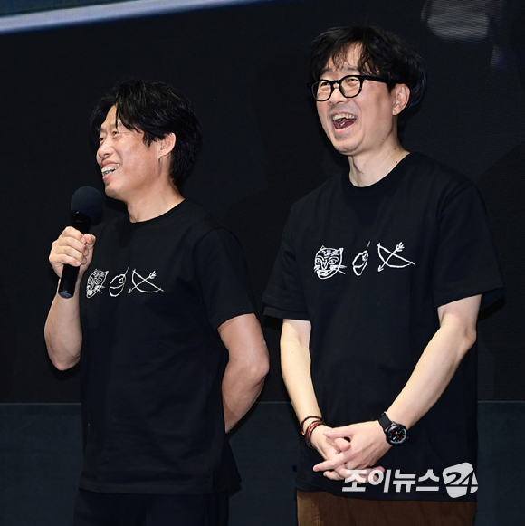 배우 유해진과 장항준 감독이 17일 오후 서울 강남구 삼성동 메가박스 코엑스점에서 열린 영화 '왕과 사는 남자' 1,300만 돌파 흥행 감사 무대 인사에 참석하고 있다. [사진=정소희 기자]