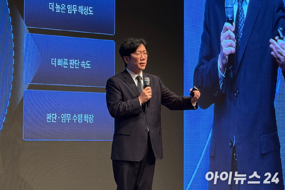 유경범 네이버클라우드 국방사업 총괄 전무가 변화하는 전장 환경, 국방 소버린 AI 가속화를 위한 제언을 주제로 발표하고 있다. [사진=최효경 기자]