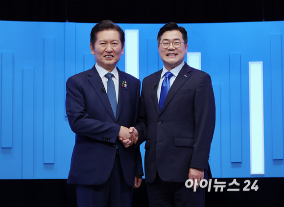 정청래·박찬대 더불어민주당 당대표 후보가 16일 서울 양천구 목동 SBS에서 열린 TV토론회에 앞서 기념촬영을 하고 있다. [사진=국회사진기자단]