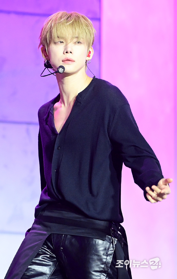  가시덤불에 잠시 바람이 멈췄을 때' 발매 기념 쇼케이스에서 타이틀곡 '하루에 하루만 더' 무대를 선보이고 있다. [사진=정소희 기자]