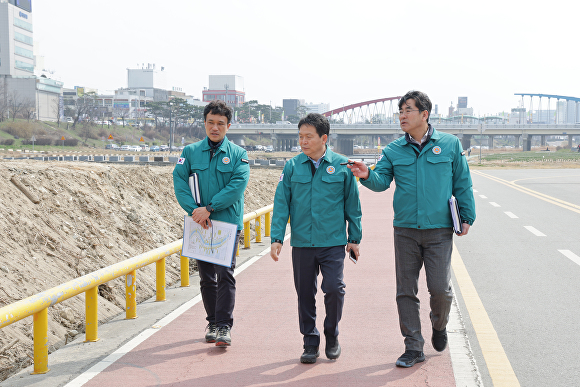 신병대 청주 부시장(가운데)이 지난 19일 벚꽃과 함께하는 푸드트럭 축제가 열릴 청주 무심천변 벚꽃 군락지 일원을 점검하고 있다. [사진=청주시]