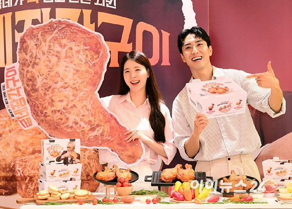 굽네치킨을 운영하는 지앤푸드가 신제품 '굽네 장각구이' 출시에 맞춰 격투기 선수 추성훈을 모델로 발탁한 가운데 1일 오전 서울 마포구 굽네 플레이타운에서 신제품 광고 캠페인 행사를 진행했다. 모델들이 '굽네 장각구이'를 들고 포즈를 취하고 있다. [사진=정소희 기자]