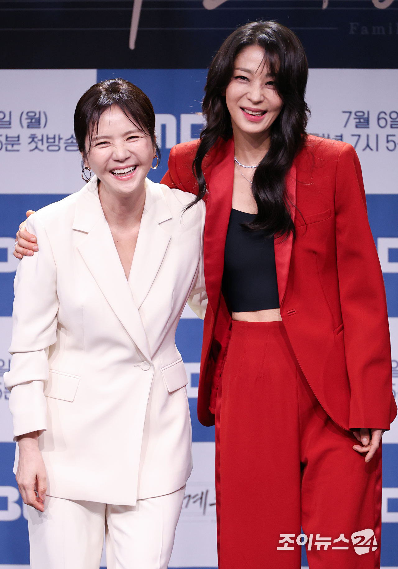 배우 임지은, 한고은이 2일 오후 서울 마포구 상암동 MBC에서 진행된 MBC 새 일일드라마 '가족관계증명서' 제작발표회에 참석해 포즈를 취하고 있다. [사진=문수지 기자]